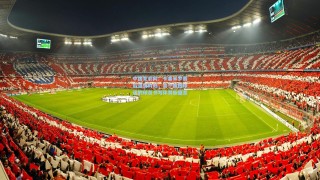 中国竞彩网：卡塞米罗赛后温情时刻，首个拥抱球迷的球员书写体育新篇章