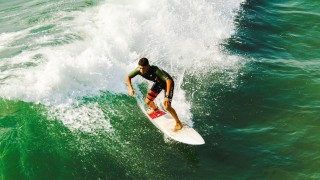 【竞彩网】怀旧之夜！知名人物现身勇士主场，与格林合影引爆社交媒体